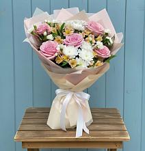 Букет цветов из:  Гвоздики, Орхидеи и Розы в Вознесенской Краснодарского края