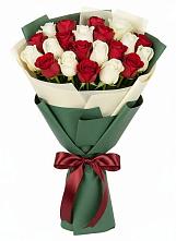 Букет Микс из красных и белых роз в Вознесенской Краснодарского края
