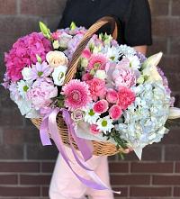 Композиция солнечный день в Вознесенской Краснодарского края Цветочная композиция из Розы, Хризантемы, Пионы и Лизиантусы в корзине в Вознесенской Краснодарского края