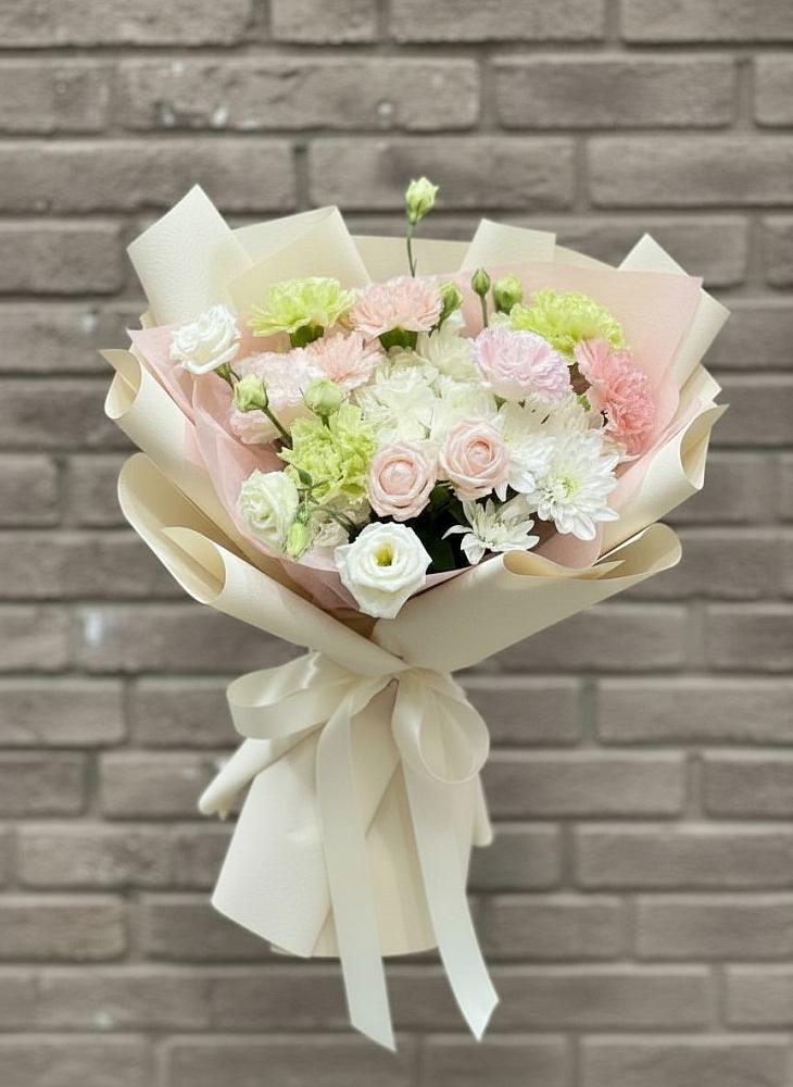 Букет цветов из: Гвоздики, Розы, Лизиантусы и Хризантемы в Вознесенской Краснодарского края