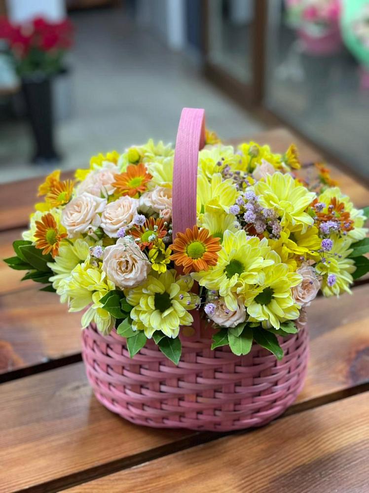 Цветочная композиция из Хризантемы и Розы в корзине в Вознесенской Краснодарского края