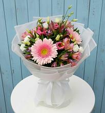 Букет цветов из:  Герберы, Альстромерии и Лизиантусы в Вознесенской Краснодарского края