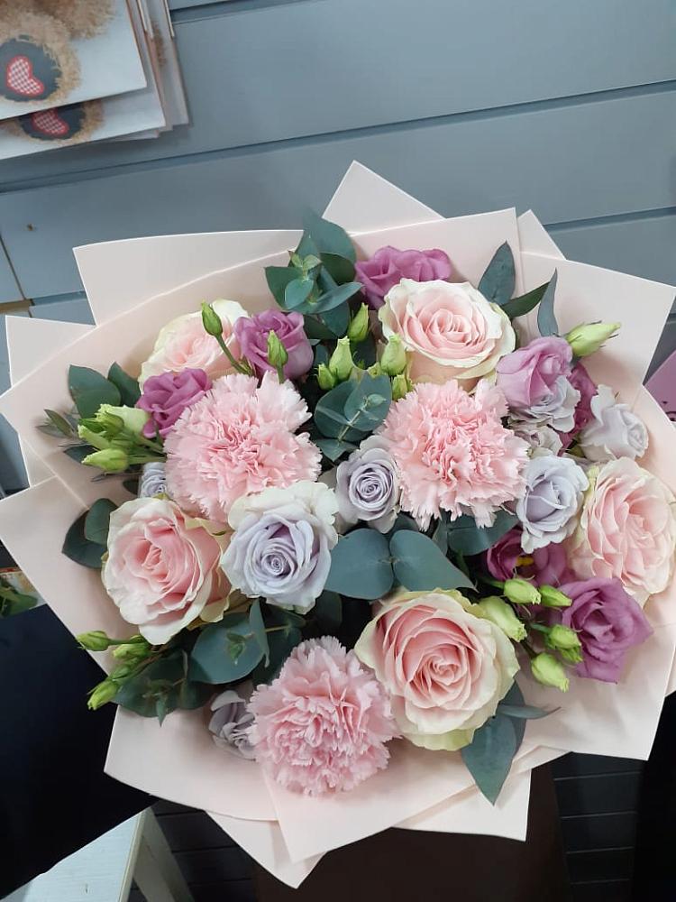 Букет цветов из: Розы, Гвоздики и Лизиантусы в Вознесенской Краснодарского края