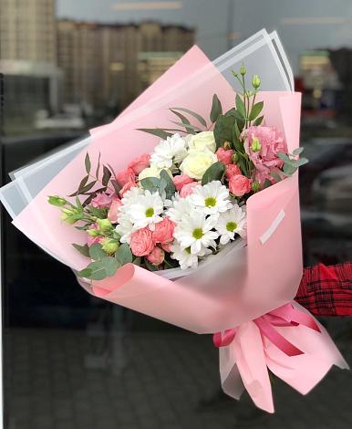 Букет цветов из: Розы, Лизиантусы и Хризантемы в Вознесенской Краснодарского края